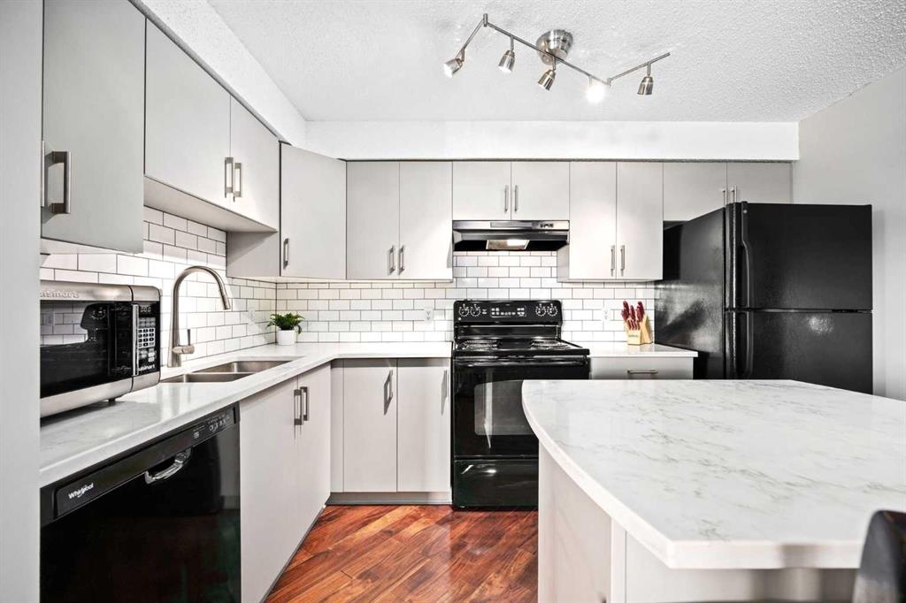 1211-505 Railway Street W